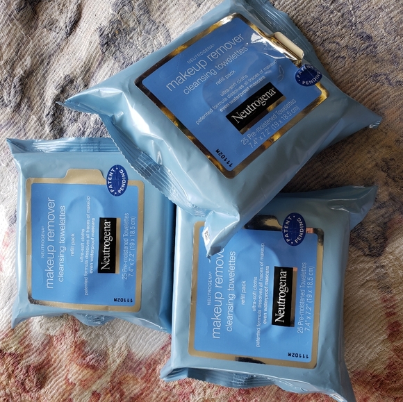 Neutrogena Other - Makeup remover cleansing towelettes bundle
